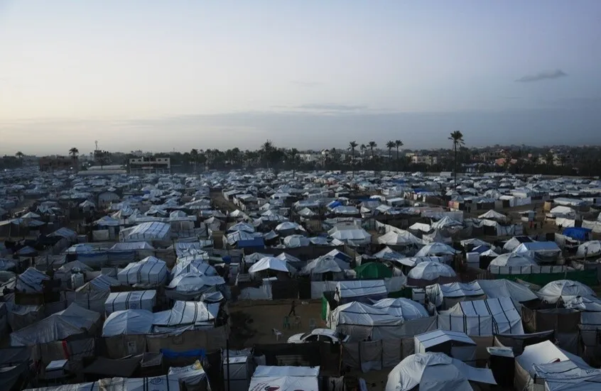 مئات آلاف النازحين في غزة يواجهون البرد الشديد وخيامهم تالفة